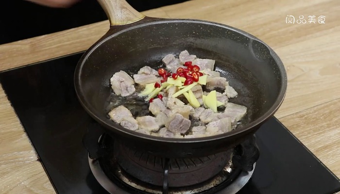 大蒜炒咸肉怎么做 大蒜炒咸肉怎么做好吃 咸肉炒大蒜咸肉要煮吗