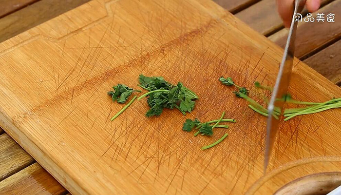 香菇粉皮炖鸡的做法 香菇粉皮炖鸡怎么做 香菇粉皮炖鸡的做法大全家常